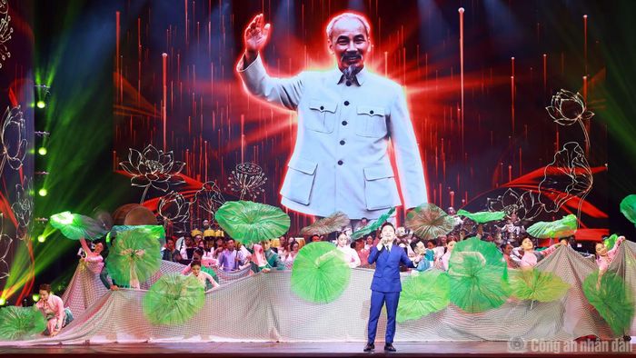 Ca khúc "Hồ Chí Minh đẹp nhất tên Người" là một trong điểm nhấn của chương trình.