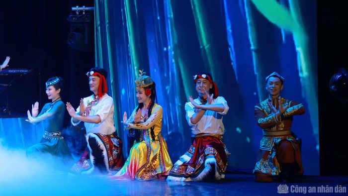 Tiếp theo là màn múa dân tộc “Kết nối tâm hồn”.