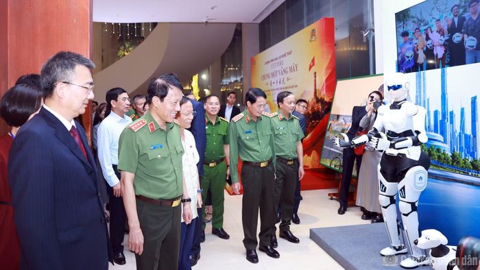 Bộ trưởng Lương Tam Quang và Thứ trưởng Bộ Công an Trung Quốc Lã Vũ Khâm cùng các đại biểu tham quan triển lãm trước khi dự Chương trình giao lưu nghệ thuật.