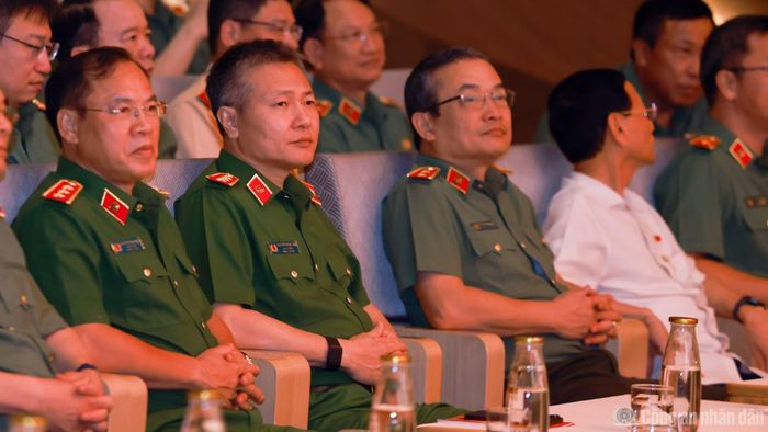 Phó Thủ tướng, Bộ trưởng Bộ Quốc phòng Phan Văn Giang; Bộ trưởng Bộ Ngoại giao Lê Hoài Trung; Bộ trưởng Lương Tam Quang và Thứ trưởng Bộ Công an Trung Quốc Lã Vũ Khâm cùng các đại biểu tham dự Chương trình giao lưu nghệ thuật.