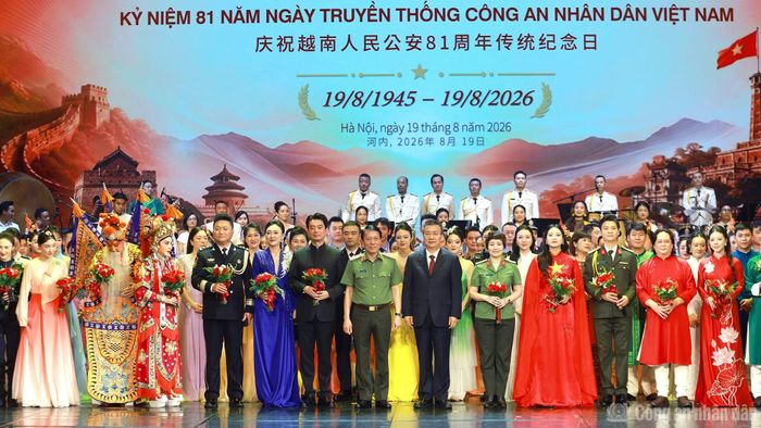 Bộ trưởng Lương Tam Quang và Thứ trưởng Bộ Công an Trung Quốc Lã Vũ Khâm tặng hoa chúc mừng các nghệ sĩ tham gia chương trình.