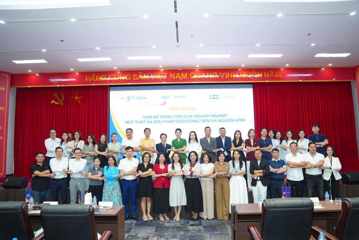 Các đại biểu chụp ảnh lưu niệm tại Hội thảo “Vấn đề sống còn của doanh nghiệp: Nút thắt và giải pháp cho dòng tiền và nguồn vốn”.
