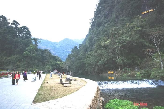 Du khách tham quan Khu di tích Quốc gia đặc biệt Pác Bó, xã Trường Hà.