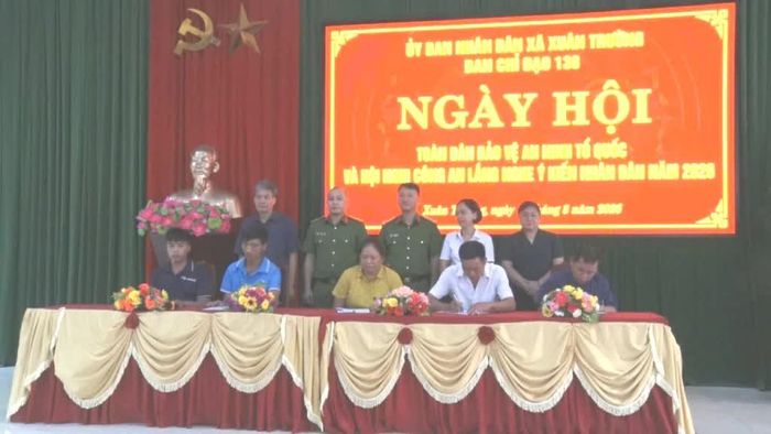 Đại diện các xóm ký kết giao ước thi đua thực hiện phong trào "Toàn dân bảo vệ an ninh Tổ quốc".