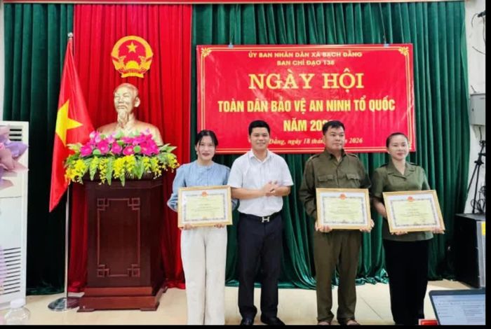 Lãnh đạo UBND xã Bạch Đằng trao giấy khen tặng các cá nhân có thành tích xuất sắc trong phong trào "Toàn dân bảo vệ an ninh Tổ quốc".