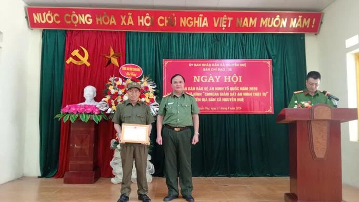 Lãnh đạo Công an tỉnh tặng giấy khen cho cá nhân có thành tích trong phong trào "Toàn dân bảo vệ an ninh Tổ quốc".