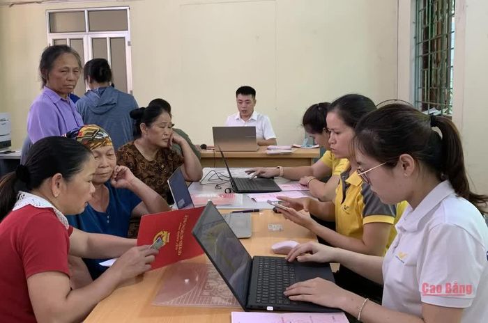 UBND xã Phục Hòa bố trí cán bộ tiếp nhận, thu thập, đối soát và làm sạch dữ liệu đất đai cho người dân.
