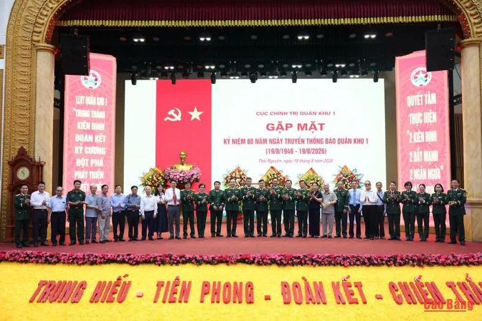 Các đại biểu tham dự buổi gặp mặt chụp ảnh lưu niệm.