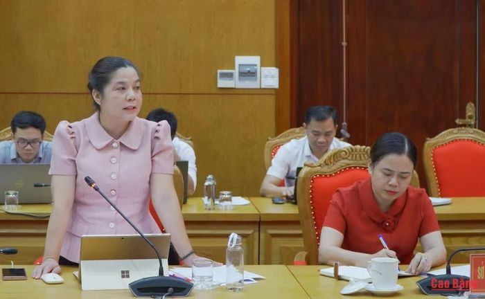 Tiến sĩ Triệu Thị Kiều Dung, Bí thư Đảng ủy xã Bảo Lạc phát biểu ý kiến tại buổi gặp mặt.
