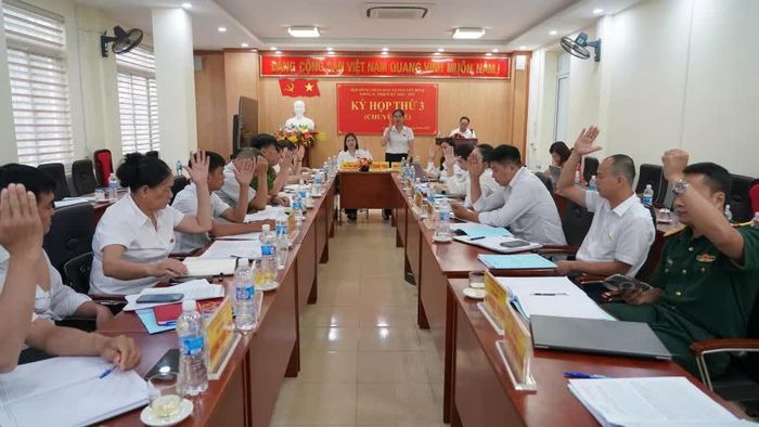 Các đại biểu biểu quyết thông qua nghị quyết tại kỳ họp.