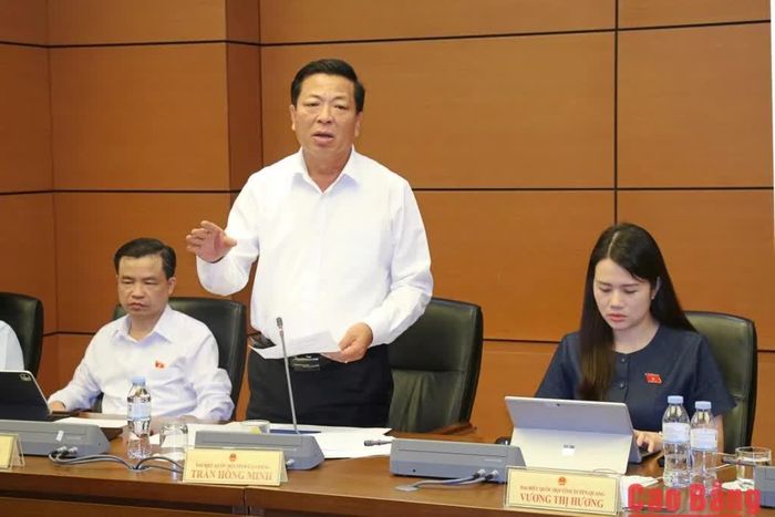 Đại biểu Trần Hồng Minh, Bộ trưởng Bộ Xây dựng phát biểu tại tổ.