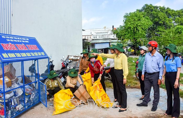 Mô hình “Ngôi nhà xanh” của Hội Liên hiệp Phụ nữ xã Châu Thới, thu gom rác tái chế gây quỹ hỗ trợ những hoàn cảnh khó khăn.