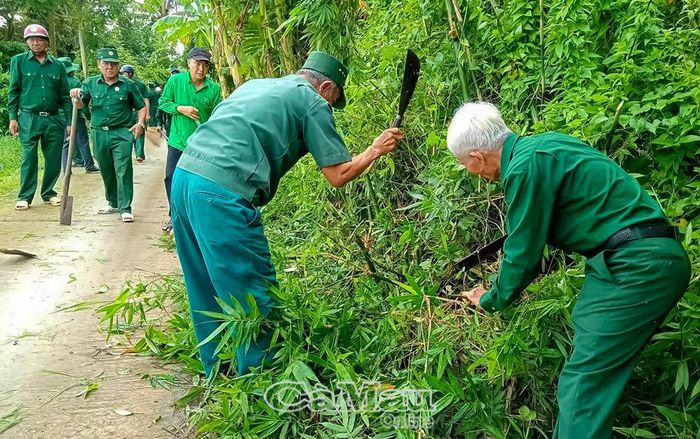 Hội Cựu chiến binh xã phối hợp với Chi bộ ấp Bà Chăng ra quân hưởng ứng “Ngày thứ Bảy xanh”.