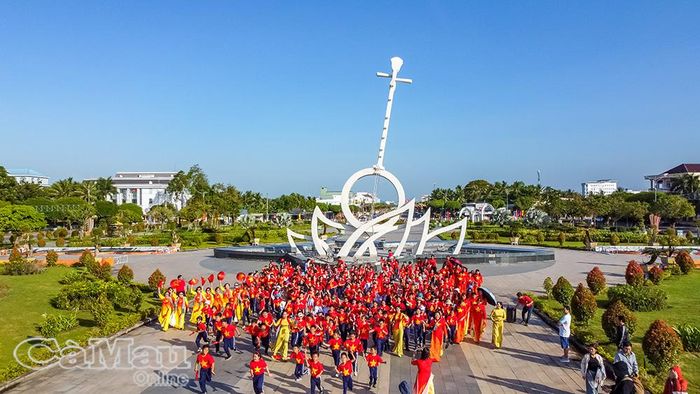 Giáo dục truyền thống, trải nghiệm thực tế góp phần hình thành phẩm chất, kỹ năng cho thế hệ trẻ, đáp ứng yêu cầu phát triển trong giai đoạn mới. Ảnh: HỮU THỌ
