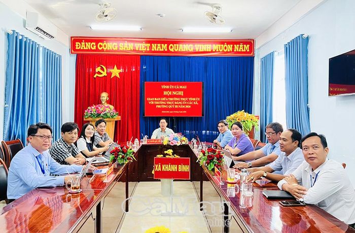Hội nghị được kết nối trực tuyến đến 64 xã, phường trong tỉnh. Trong ảnh, đại biểu tại điểm cầu Đảng uỷ xã Khánh Bình; đồng chí Nguyễn Quốc Tiến, Bí thư Đảng uỷ, Chủ tịch HĐND xã chủ trì.