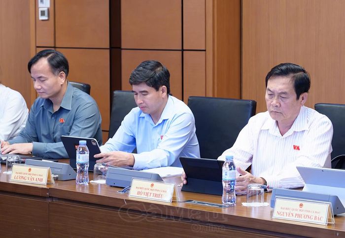 Các đại biểu Đoàn ĐBQH tỉnh Cà Mau tham dự phiên thảo luận Tổ 8.