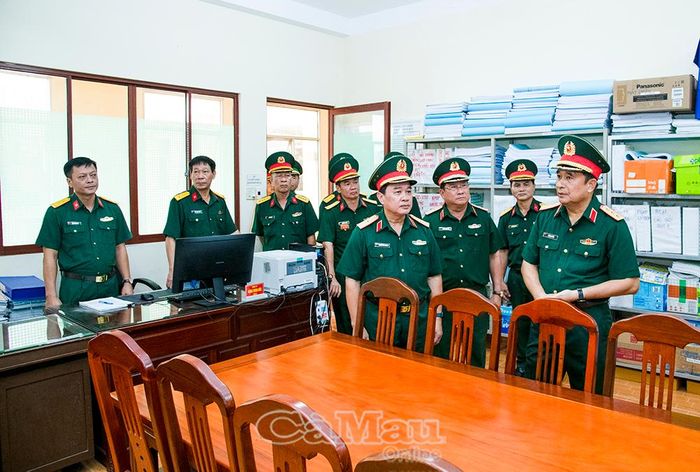 Thượng tướng Phùng Sĩ Tấn (bìa phải) kiểm tra việc sắp xếp, quản lý hệ thống hồ sơ, bản vẽ kỹ thuật xây dựng tại Ban Doanh trại, phòng Hậu cần - Kỹ thuật.