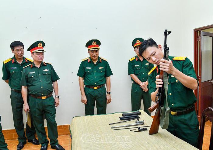 Thượng tướng Phùng Sĩ Tấn (giữa) kiểm tra công tác bảo quản, bảo dưỡng vũ khí, trang bị kỹ thuật tại phòng Hậu cần - Kỹ thuật.