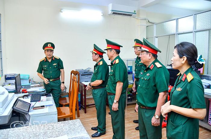 Thượng tướng Phùng Sĩ Tấn (bìa trái) kiểm tra công tác văn thư, lưu trữ tại Bộ CHQS tỉnh Cà Mau.