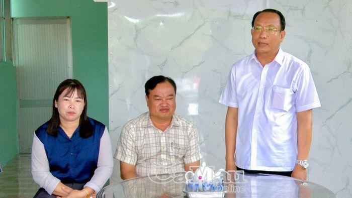 Ông Hồ Thiên Chúa, Phó Chủ tịch UBND xã Khánh Hưng phát biểu tại lễ bàn giao nhà cho hộ bà Hồ Hồng Thắm, ấp Kinh Hãng B.