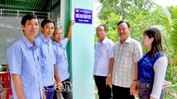 Chính quyền địa phương cùng chia vui với gia đình bà Hồ Hồng Thắm khi được bàn giao nhà mới.