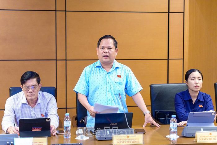 Đại biểu Nguyễn Duy Thanh, Uỷ viên Uỷ ban Kinh tế và Tài chính của Quốc hội, Phó Chủ tịch Hiệp hội Doanh nghiệp tỉnh Cà Mau, phát biểu tại phiên thảo luận.