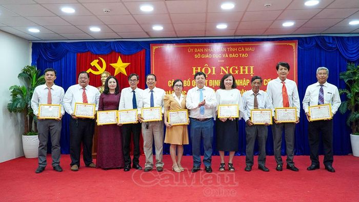 Giám đốc Sở GD&ĐT trao giấy khen cho các cá nhân có thành tích trong quá trình triển khai sắp xếp, kiện toàn tổ chức bộ máy.