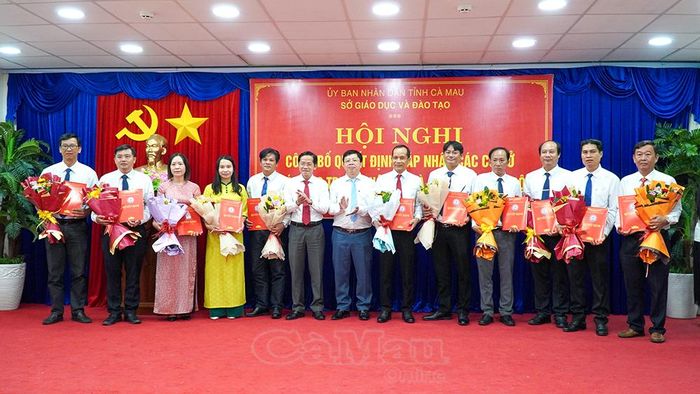 Đại diện lãnh đạo Sở GD&ĐT trao quyết định công tác cán bộ của các trường sau sáp nhập.