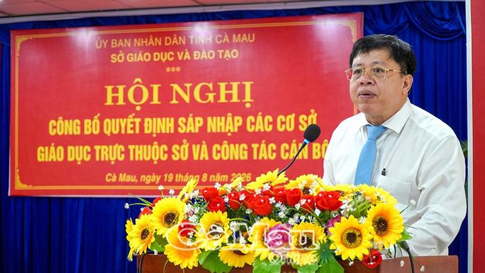 Giám đốc Sở GD&ĐT Nguyễn Văn Nguyên phát biểu tại buổi lễ.