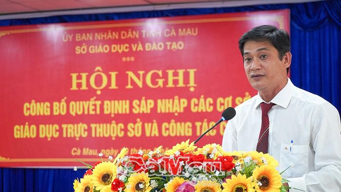 Ông Nguyễn Tấn Nguyên, Trưởng phòng Tổ chức cán bộ Sở GD&ĐT, thông qua các quyết định và điều hành nội dung trao quyết định sáp nhập, bổ nhiệm lãnh đạo quản lý.