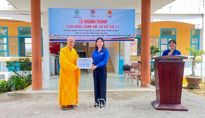  Chị Nguyễn Thị Thuý Duy, Phó Bí thư Tỉnh đoàn, Chủ tịch Hội Liên hiệp Thanh niên Việt Nam tỉnh Cà Mau, trao thư cảm ơn đến đại diện đoàn từ thiện.