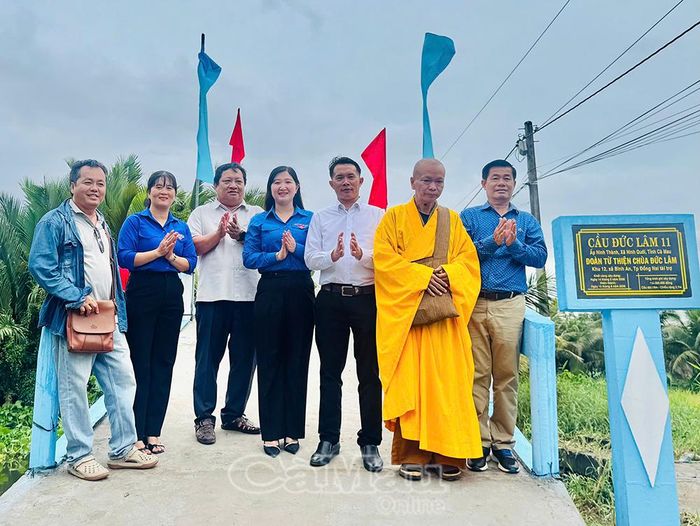  Các đại biểu phấn khởi trong ngày khánh thành cầu Đức Lâm số 11.