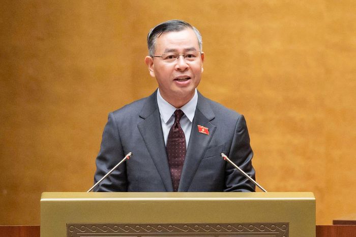 Bộ trưởng Bộ Tài chính Ngô Văn Tuấn trình bày Tờ trình tại Phiên họp. Ảnh: VPQH