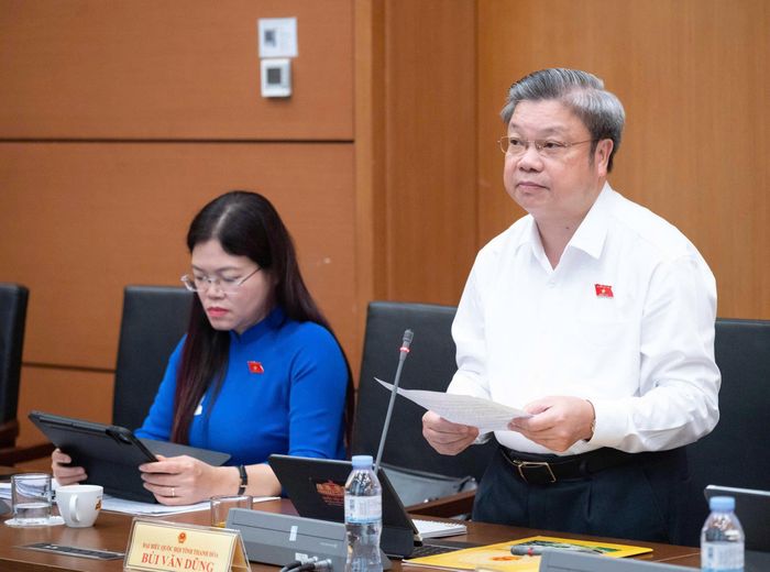 Đại biểu Bùi Văn Dũng phát biểu thảo luận. Ảnh: VPQH