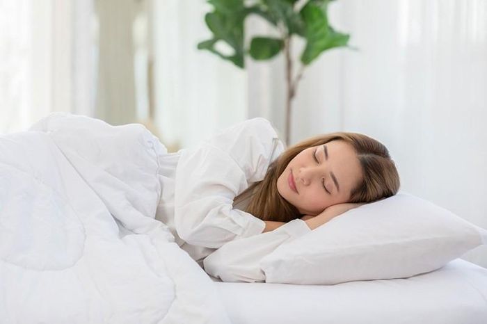 Tờ giấy A4 cũng có thể được tận dụng như một cách quan sát mức độ dịch chuyển của gối trong đêm. Ảnh minh họa.