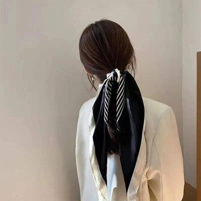 Kiểu tóc đơn giản được làm mới với một dải khăn lụa mềm mại. (Ảnh: Pinterest)