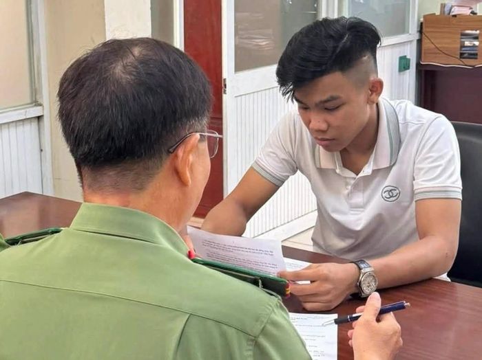 Đối tượng Dương Hồng Phúc tại cơ quan công an. Ảnh: Cục An ninh mạng và phòng, chống tội phạm sử dụng công nghệ cao.↵