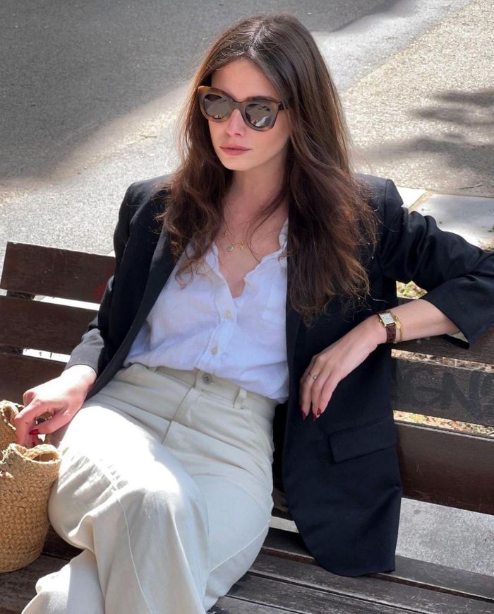Blazer vừa che bắp tay, vừa định hình cơ thể. (Ảnh: Pinterest)