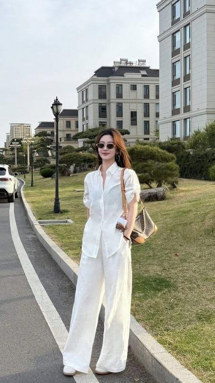Áo tay lỡ giúp bắp tay trông thon gọn hơn. (Ảnh: Pinterest)