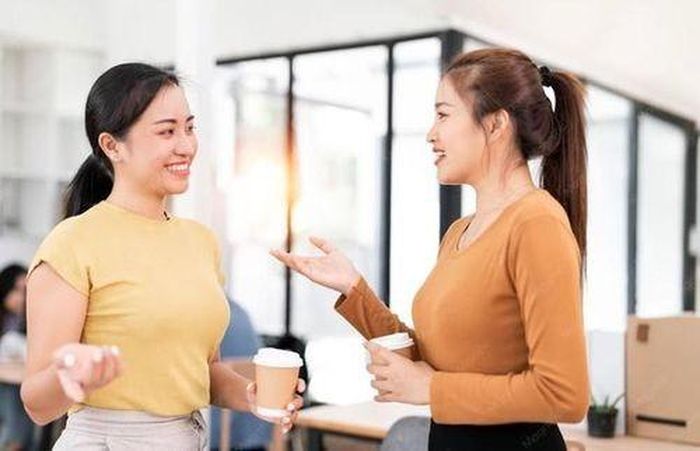 Cư xử tinh tế giúp cuộc gặp gỡ thêm thoải mái, vui vẻ. Ảnh minh họa