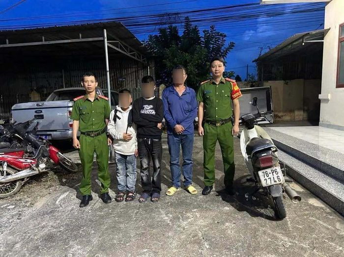 Nguyễn Thanh M. có mặt tại trụ sở công an đón 2 cháu về. Ảnh: Công an xã Đak Pơ. ↵