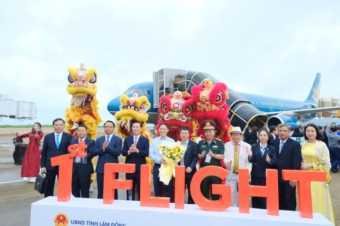 Lãnh đạo tỉnh Lâm Đồng và Tổng công ty ACV chụp hình lưu niệm với những hành khách đầu tiên đáp xuống sân bay Liên Khương sau hơn 5 tháng tạm dừng hoạt động. 