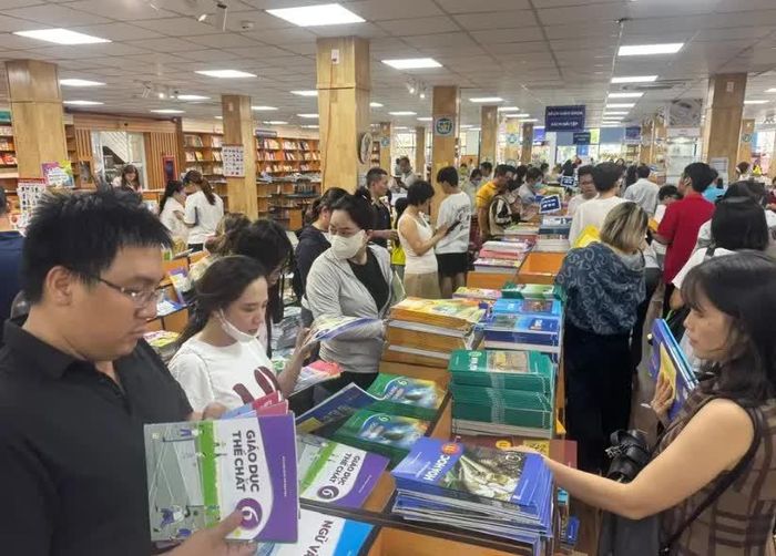 Chính sách cấp và cho mượn sách vì vậy không chỉ mang ý nghĩa về mặt giáo dục mà còn trực tiếp hỗ trợ chi tiêu của các hộ gia đình