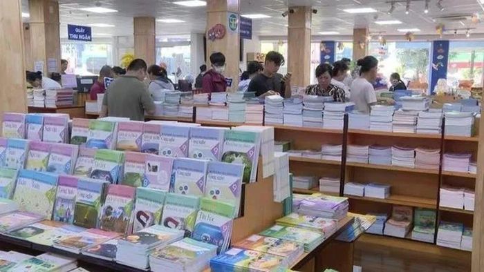 Chính sách sách giáo khoa được triển khai song song với hàng loạt nhiệm vụ chuẩn bị cơ sở vật chất cho năm học 2026–2027