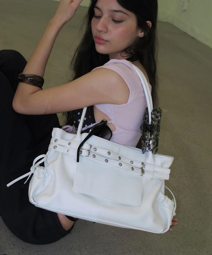 Town Belt Bag của YEOMIM nổi bật nhờ không gian rộng và phom túi hình thuyền