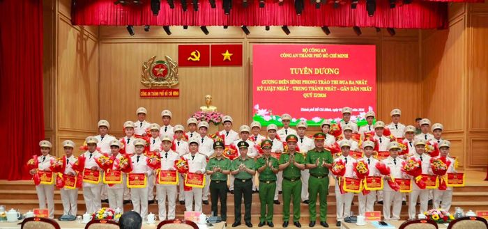 Ban Giám đốc Công an Thành phố Hồ Chí Minh tuyên dương các gương điển hình tiên tiến thuộc CATP trong phong trào thi đua "3 nhất"