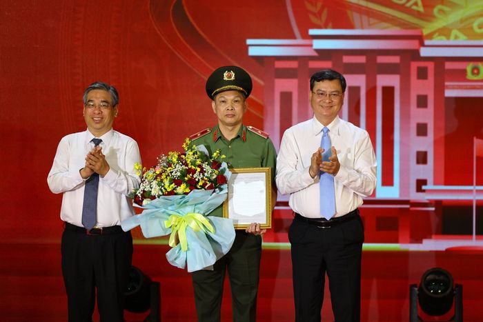 Phó Bí thư Thành ủy TPHCM Nguyễn Phước Lộc và Phó Chủ tịch UBND TP Nguyễn Công Vinh, trao Quyết định thành lập Trường Tiểu học, THCS, THPT nội trú Văn hóa CAND V