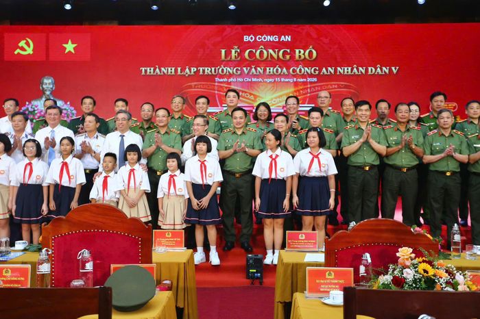 Đại biểu chụp ảnh cùng các em học sinh trong lễ công bố thành lập trường