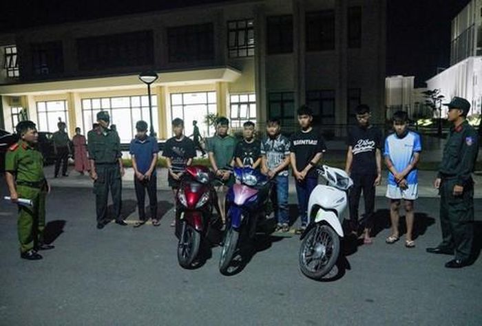 Các đối tượng cùng tang vật.