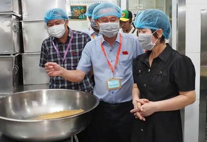 Đại biểu HĐND TPHCM giám sát bếp ăn tập thể